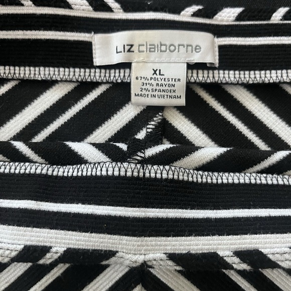 Wm's XL Black & White Chevron Swing Skirt | Classic Pull-On A-Line Work to Wear - Picture 3 of 3